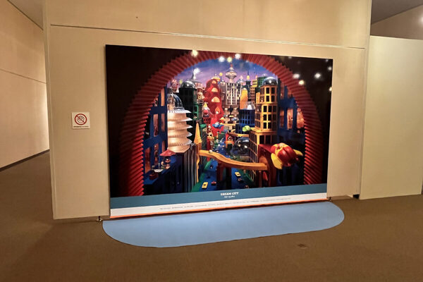 「ミッケ！」の絵本が巨大展示に…！親子で楽しめる『ミッケ！展』がリトルワールドにて開催中