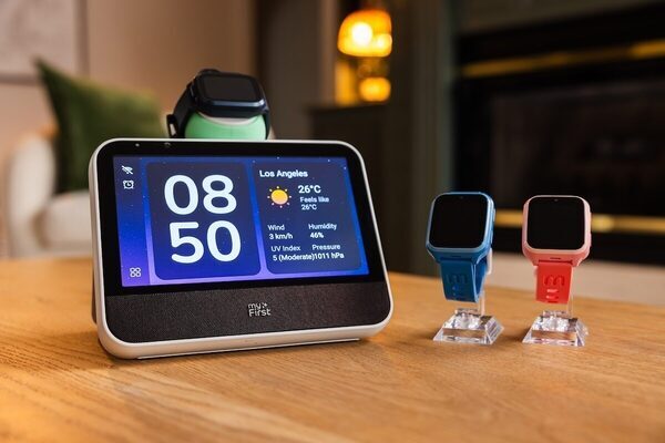 「スマホは早いけど、何も持たせないのも心配」そのジレンマ、腕時計型GPS通話デバイスが解決！