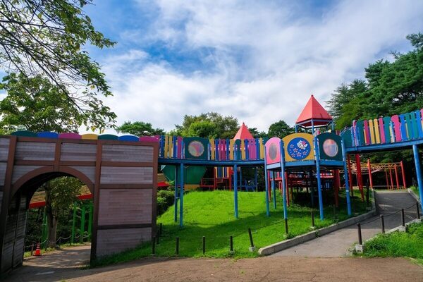 遊具で「首を吊った状態」の3歳児が意識消失。ローラー滑り台で股関節脱臼も…GWの公園遊びで注意したいこと
