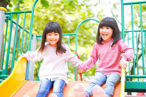 遊具で「首を吊った状態」の3歳児が意識消失。ローラー滑り台で股関節脱臼も…GWの公園遊びで注意したいこと
