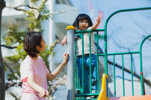 遊具で「首を吊った状態」の3歳児が意識消失。ローラー滑り台で股関節脱臼も…GWの公園遊びで注意したいこと