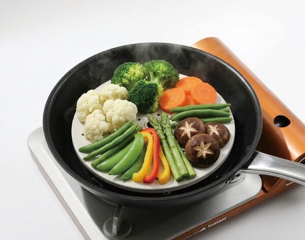 蒸し料理を毎日の選択肢に！「蒸し料理ってヘルシーだけど蒸し器は大げさ」問題、1,320円のフライパン用蒸し皿が解決