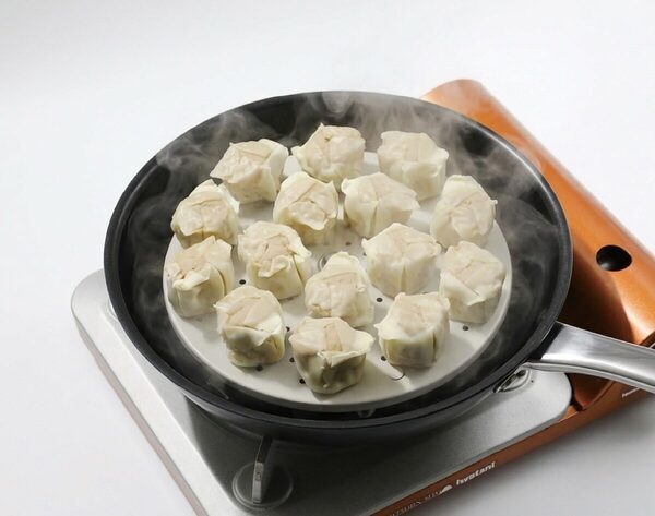 蒸し料理を毎日の選択肢に！「蒸し料理ってヘルシーだけど蒸し器は大げさ」問題、1,320円のフライパン用蒸し皿が解決