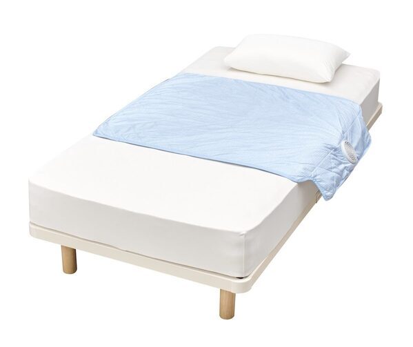 夏の睡眠環境に投資するなら今年がそのタイミング。西川の送風式敷きパッド「エアブリーズマット」が体感温度−2℃・湿度−12%を実現