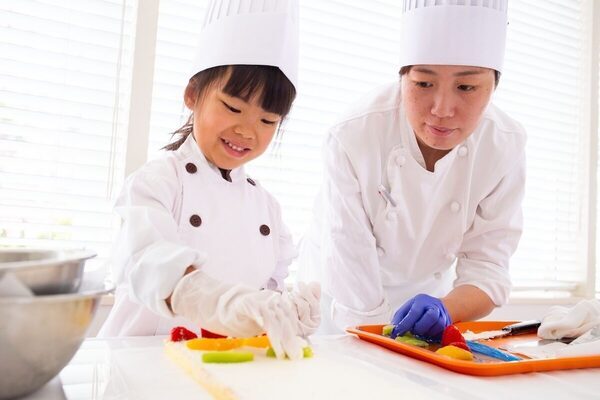 家では無理なプロの技「自分で作ったケーキを食べる」感動を味わわせてあげたい。舞浜で夏限定「キッズシェフ体験」が夏休みの思い出に！