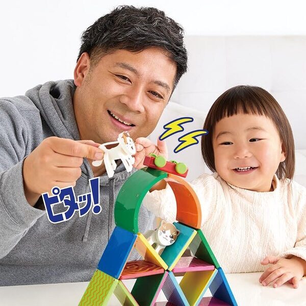 磁石でピタッとくっつく知育玩具ピタゴラスに、はじめてファミリー向けのセットが登場。1歳から一緒に遊べる！