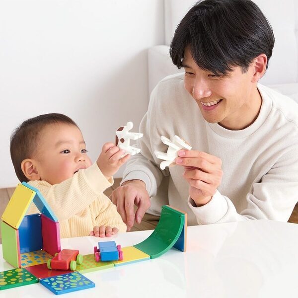 磁石でピタッとくっつく知育玩具ピタゴラスに、はじめてファミリー向けのセットが登場。1歳から一緒に遊べる！