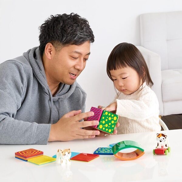 磁石でピタッとくっつく知育玩具ピタゴラスに、はじめてファミリー向けのセットが登場。1歳から一緒に遊べる！