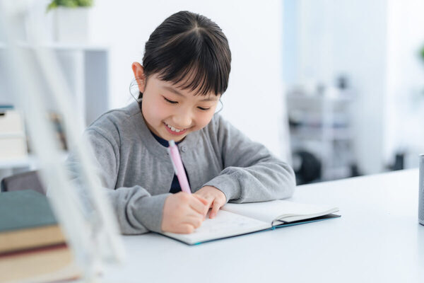 自由研究のまとめ方がわかる！低学年用テンプレート｜1・2年生向けおすすめ4選（無料PDFダウンロード付）