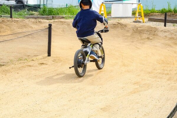 小学生運転のゴーカートが2歳児をはねる。「ブレーキ！」叫ぶも止まらず…子どもの運転体験を安全に楽しむには？