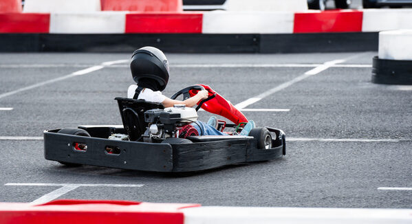 小学生運転のゴーカートが2歳児をはねる。「ブレーキ！」叫ぶも止まらず…子どもの運転体験を安全に楽しむには？