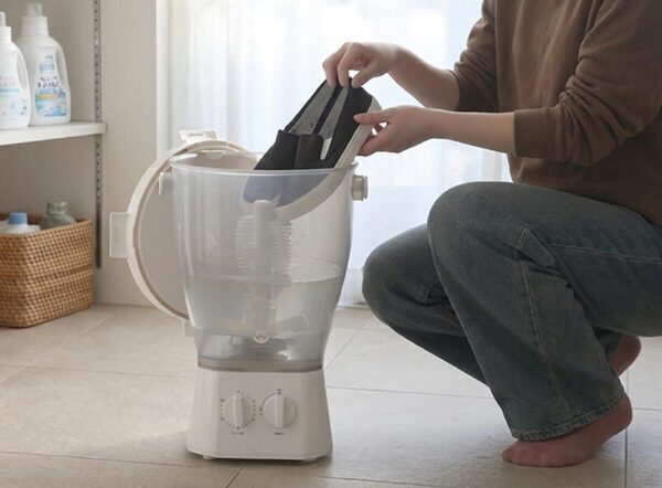 「また週末に上履き洗いか…」の呪縛から解放されたい。回転ブラシが代わりにゴシゴシしてくれる洗浄機が登場
