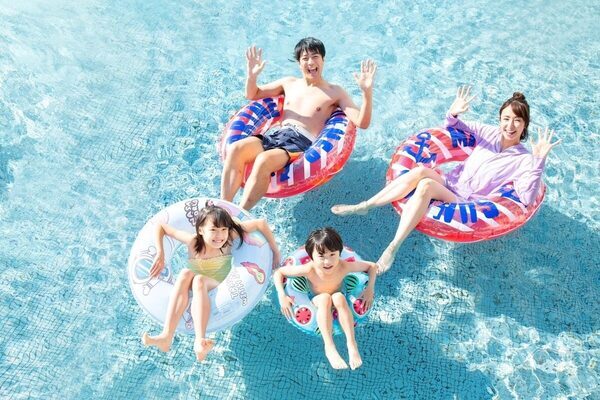 「旅行先にプールがある」だけで子育てファミリーの夏休み旅行の選択肢が変わる。大江戸温泉物語グループが全国16施設