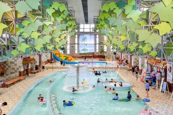 「旅行先にプールがある」だけで子育てファミリーの夏休み旅行の選択肢が変わる。大江戸温泉物語グループが全国16施設