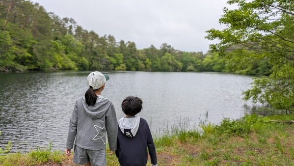 「家族の時間を大切にしたい」と訪れた裏磐梯。五色沼を歩き、あかべこに絵付け…学びと癒しに満ちた1泊2日の親子旅レポ