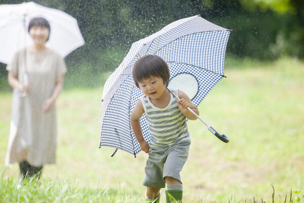 傘を開いたら傘骨の先が目に直撃。子どものその傘、本当に安全？事故から学ぶ安全な傘の選び方と使い方