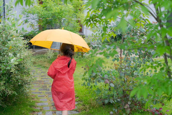 傘を開いたら傘骨の先が目に直撃。子どものその傘、本当に安全？事故から学ぶ安全な傘の選び方と使い方