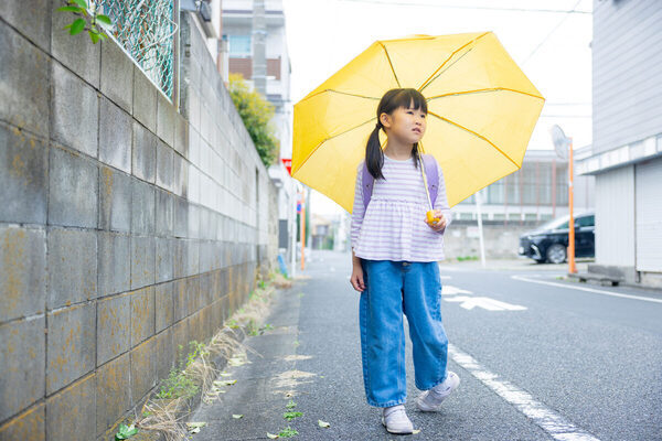 傘を開いたら傘骨の先が目に直撃。子どものその傘、本当に安全？事故から学ぶ安全な傘の選び方と使い方