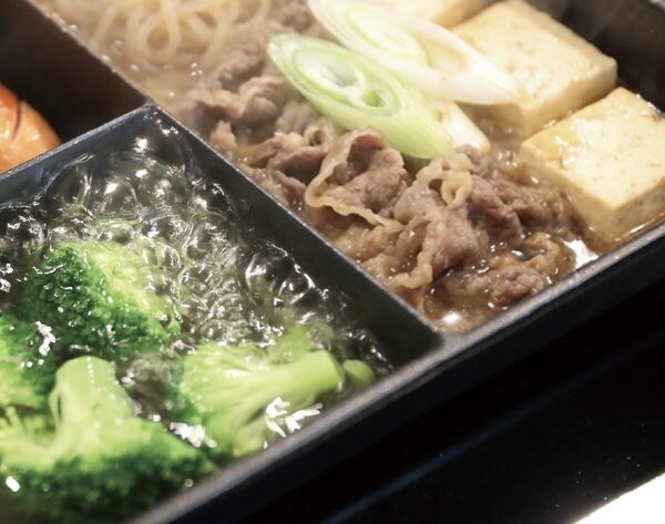 お弁当作りの一番大変な「品数を揃える」が1個のフライパンで完結する。朝の段取りがラクになるアイテム登場