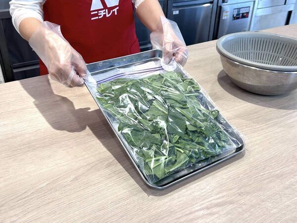 トマトの湯剥きが不要の裏ワザも！ 忙しい共働き家庭を救う「自宅でできる簡単・急速冷凍術」