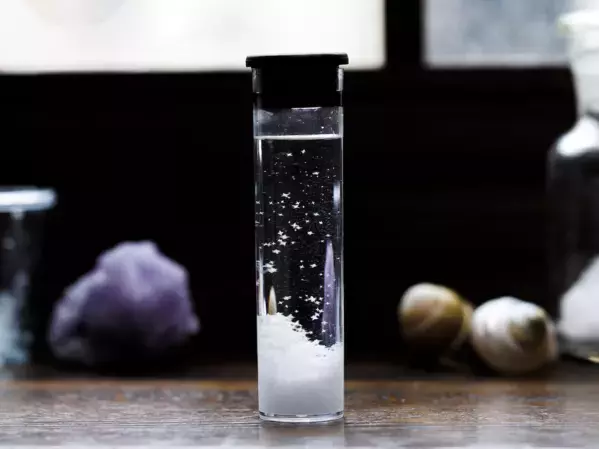 試験管に急にふわっと結晶が現れる瞬間、子どもが絶対興奮する。本格化学実験キット「きらめく宝石結晶」が登場