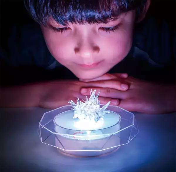 試験管に急にふわっと結晶が現れる瞬間、子どもが絶対興奮する。本格化学実験キット「きらめく宝石結晶」が登場