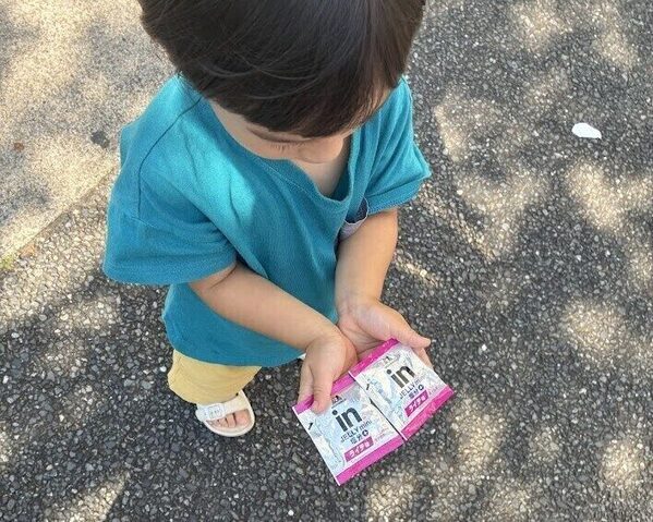子どもは食べてくれる？ 持ち運びやすさは？ 夏のおでかけにミニゼリーを持っていってみた。親子で徹底レビュー！