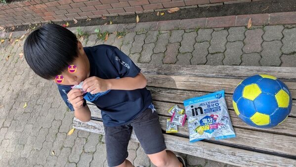 子どもは食べてくれる？ 持ち運びやすさは？ 夏のおでかけにミニゼリーを持っていってみた。親子で徹底レビュー！