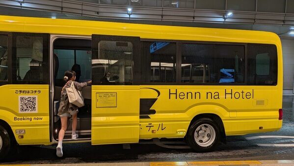 恐竜ロボットが迎えるフロントは「未来みたい」羽田でできる非日常体験、母娘の1泊2日宿泊レポ