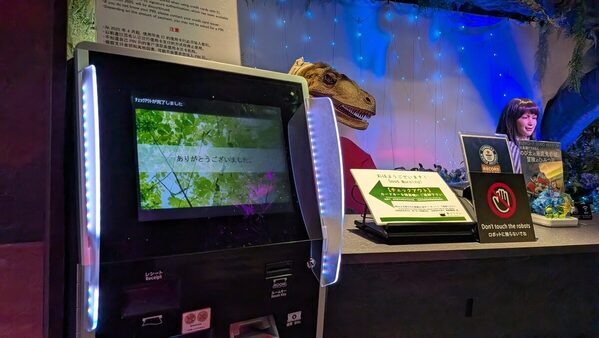 恐竜ロボットが迎えるフロントは「未来みたい」羽田でできる非日常体験、母娘の1泊2日宿泊レポ