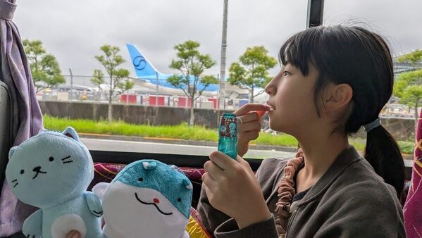 恐竜ロボットが迎えるフロントは「未来みたい」羽田でできる非日常体験、母娘の1泊2日宿泊レポ