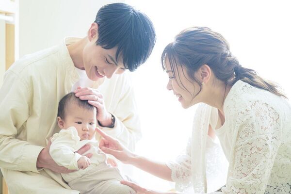 パパだって子どものために休みたいのに…男性の育休取得は平均63.5日、理想の半分以下