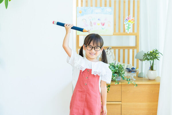 【小1の壁】は夏にも！ 夏休みの宿題は“親のサポート”がカギ！子どものやる気を引き出す環境づくり＆声かけ