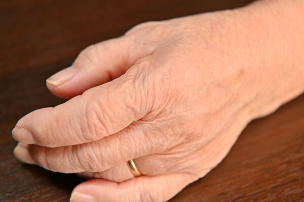 死んだ祖母の遺品は何もかもきれいなままだった…「欲しいものを」と言われて選んだゴールドの指輪を、特別な日以外はつけない理由