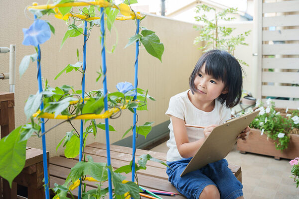 「小1の壁」は夏休みにもう一度やってくる？ 昼ごはん・宿題・学童…初めての長期休みを乗り切るヒント