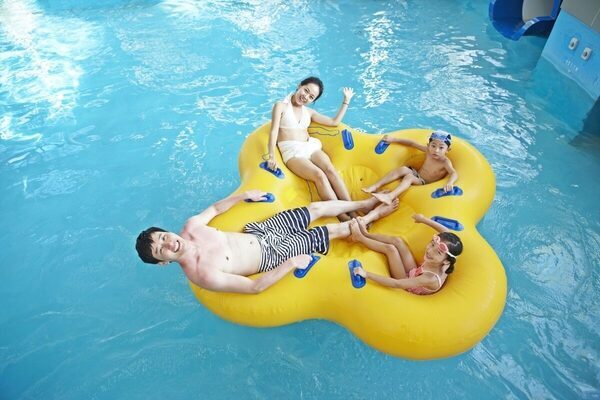 「小1の壁」は夏休みにもう一度やってくる？ 昼ごはん・宿題・学童…初めての長期休みを乗り切るヒント