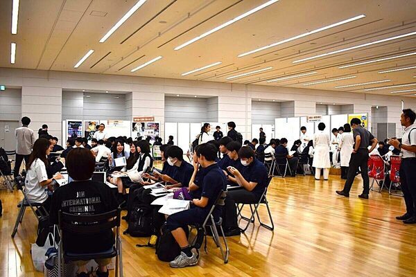 「給料どうですか？」中学生の直球質問に多彩な業種の社会人が本気で向き合う。リアルを伝えるキャリア教育最前線