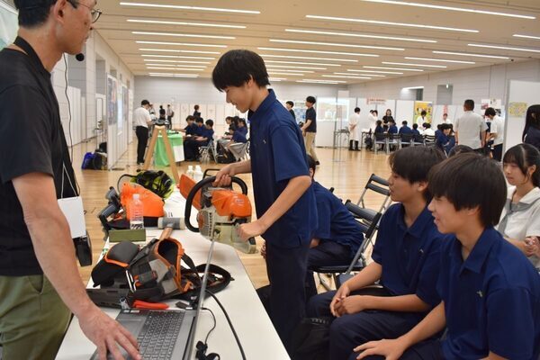 「給料どうですか？」中学生の直球質問に多彩な業種の社会人が本気で向き合う。リアルを伝えるキャリア教育最前線