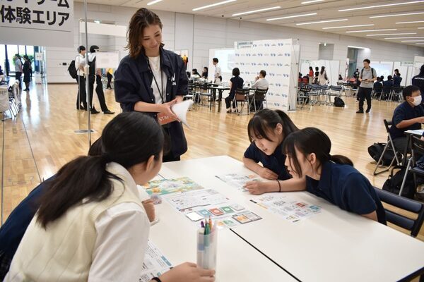 「給料どうですか？」中学生の直球質問に多彩な業種の社会人が本気で向き合う。リアルを伝えるキャリア教育最前線
