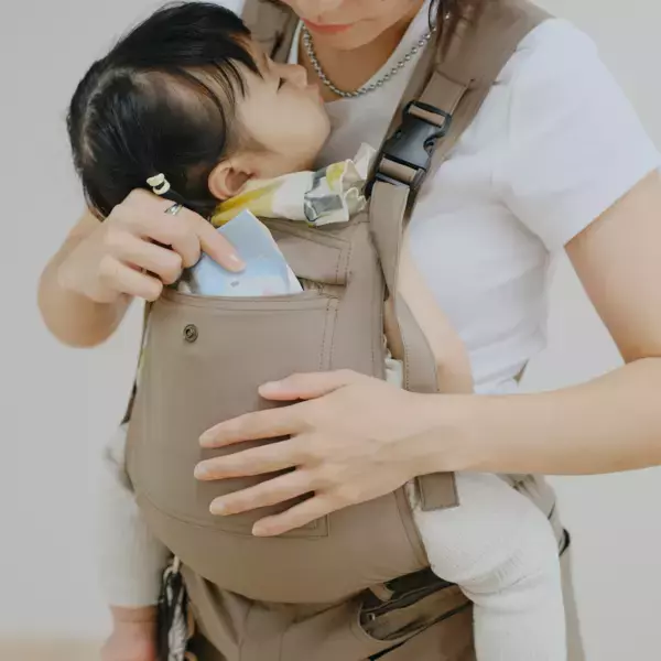 身軽なお出かけが叶いそう！保冷剤ポケット付き！赤ちゃんの背中を涼しく保つ、抱っこ機能付きオーバーオール