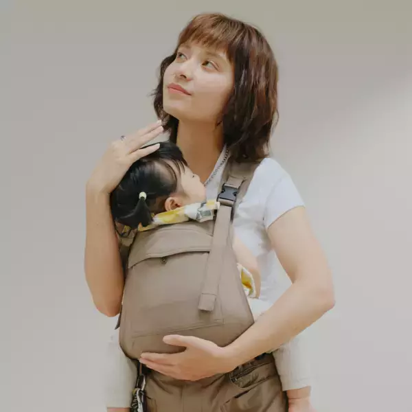 身軽なお出かけが叶いそう！保冷剤ポケット付き！赤ちゃんの背中を涼しく保つ、抱っこ機能付きオーバーオール