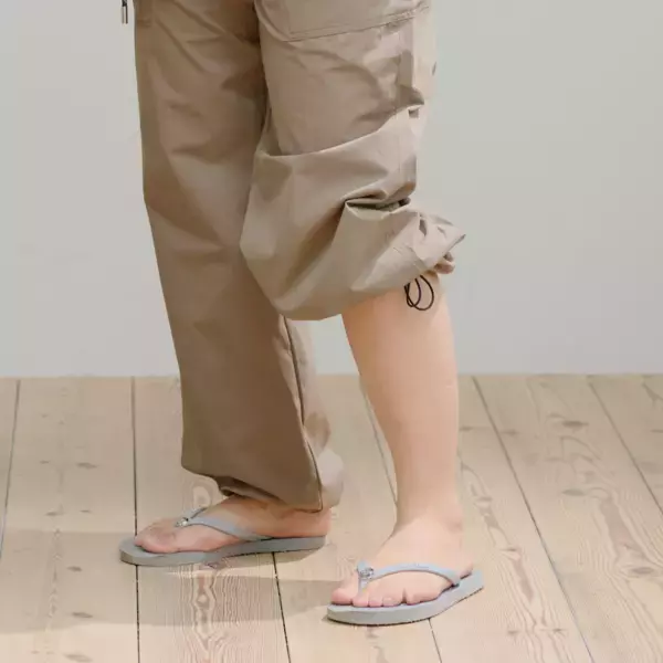 身軽なお出かけが叶いそう！保冷剤ポケット付き！赤ちゃんの背中を涼しく保つ、抱っこ機能付きオーバーオール
