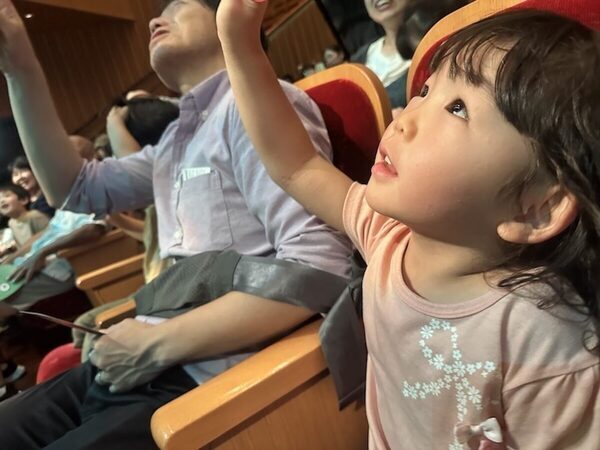 「怖い！」と泣きそうだった3歳がまさかの変化。体験型リアル恐竜ショー「恐竜パーク」に親子で行ってみた