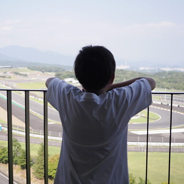 【窓からサーキットが見える！】クルマ好きキッズに大人気の「富士スピードウェイホテル」に泊まってみた