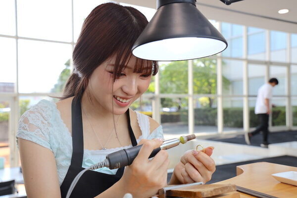 「こんなに大きいのに2グラム？」顕微鏡で仕上げる職人技に驚き！ MINAMIさんが挑戦するジュエリー作りの世界