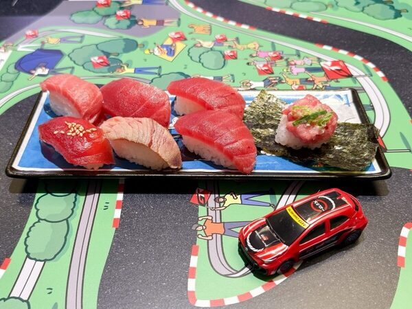 スシローがトヨタ「GAZOO Racing」と初コラボ！ ミニカー付きの寿司メニューなど注目のコンテンツは？