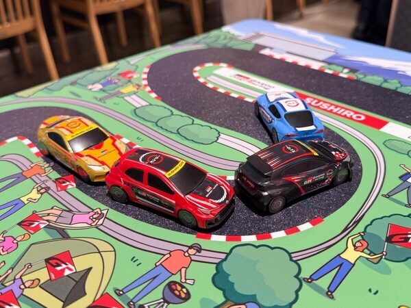 スシローがトヨタ「GAZOO Racing」と初コラボ！ ミニカー付きの寿司メニューなど注目のコンテンツは？