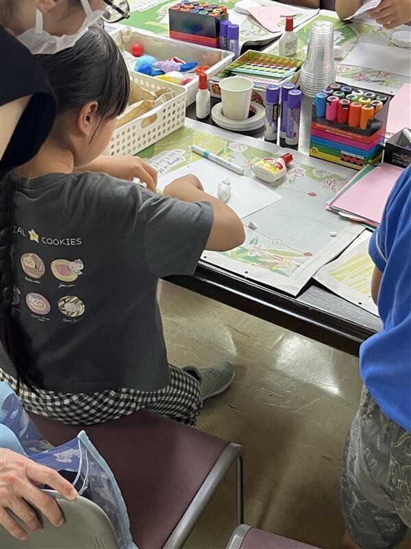 青い紙に浮かび上がる不思議な模様に「わー！」の歓声　親子で楽しむ創作体験「まなべDEわくわく!!アートフェスタ2026」レポート