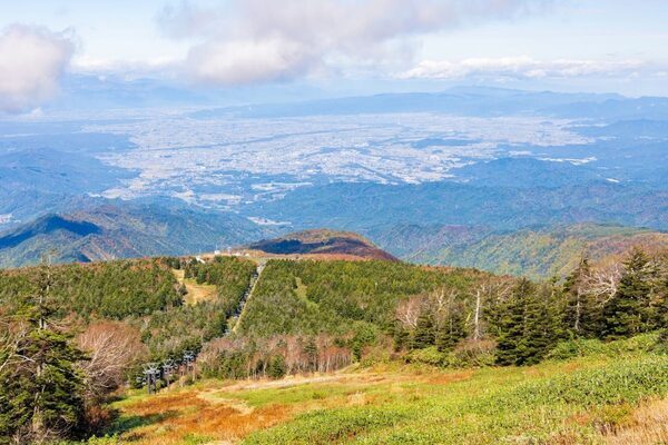 「楽して絶景、何より涼しい」夏こそ行きたい天空ハイキング。標高2600mまで一気に！