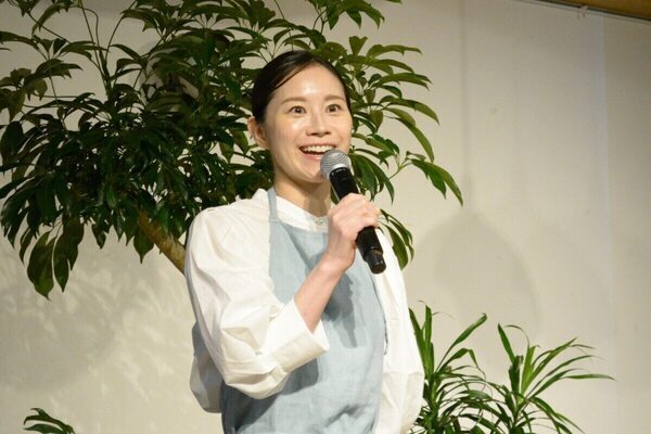 サラダを食べると幸福感が上がることが判明！ 甘いものを食べたときとの“決定的な違い”とは